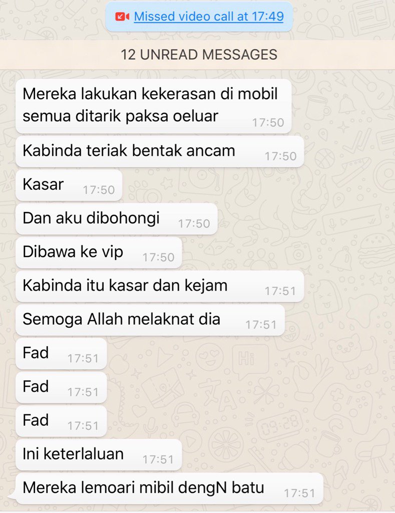 Ini WA Mbak Neno sekitar 20 menit lalu. Disuruh keluar paksa dr mobil, dibentak2, dilempari batu mobilnya.