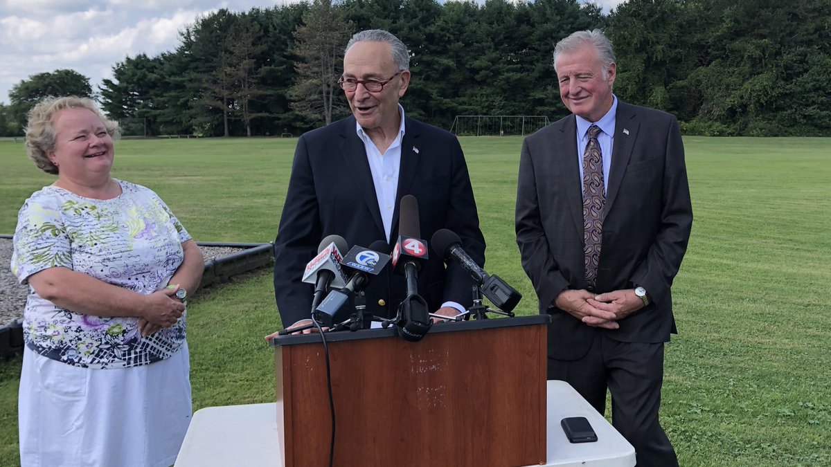 SenSchumer's tweet image. Giant Hogweed is a dangerous invasive plant that can cause extreme burns &amp;amp; even blindness - &amp;amp; it’s running rampant through Western NY.

I joined local officials in Bennington yesterday to call on the USDA to immediately boost ongoing local efforts to eradicate this harmful plant.