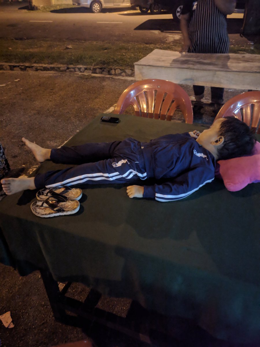 Bocah tertinggal di rumah makan
