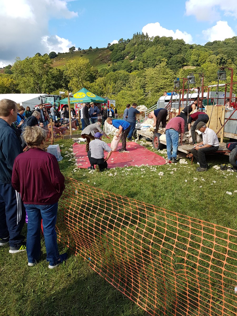 NWPWrexhamRural's tweet photo. Great turnout at #Glynceiriog sheepdog trials today. #NWPolice #pcsodean https://t.co/XeYax9py35