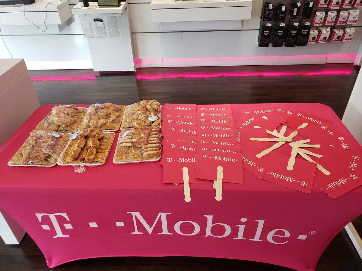 Carms_____'s tweet photo. We are showing some love to our customers today! Cuban Pastelitos and @TMobile hand fans to go as you come by to check out our new #Note9 #TMOSamsungLaunchWeek  #SceneOptimizer https://t.co/45MWlmKb1d