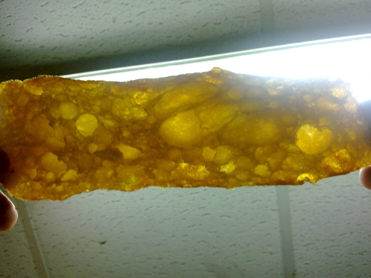 ToniNonell's tweet photo. Una pizca de sal para alegrar, un chorro de aceite suave sobre la rebanada recién cortada... Y ese recuerdo, refugio personal, olores de infancia, casi olvidados y recuperados algunas veces... cuando salta alguna chispa. https://t.co/FIYLMfhxJt