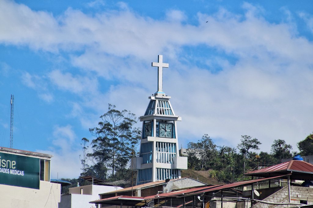 #ElOro | Apuesto que también se enamorarían con una vista así.

Hoy visitamos a la “Orquídea de Los Andes”, nuestro querido cantón #Piñas; como no quererte ciudad pujante, ejemplo de unión y progreso, ciudad llena de poesías que nos invitan a soñar y a fantasear.