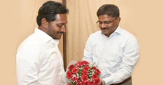 sakshinews's tweet image. వైఎస్‌ జగన్‌ను కలిసిన మాజీ డీజీపీ 
sakshi.com/news/andhra-pr… @ysjagan #sambasivarao #dgp #visakapatnam