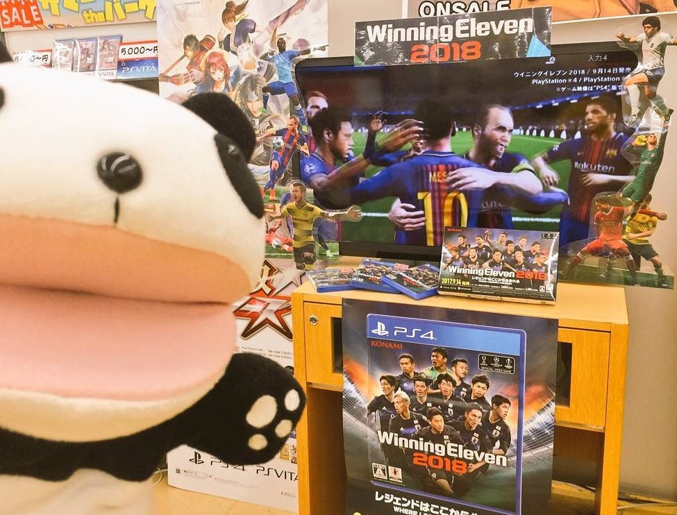 PESMUSEUM23's tweet photo. DVD's promocionales de #WE2018 #ウイイレ2018 y #WE9 #ウイイレ9 , se entregan a las tiendas autorizadas en Japón para promover la venta de juego, reproduciendo trailers e imágenes en la pantalla colocada en el expositor de venta del juego | @we_konami @officialpes #PESMUSEUM https://t.co/gvdL51JRd3