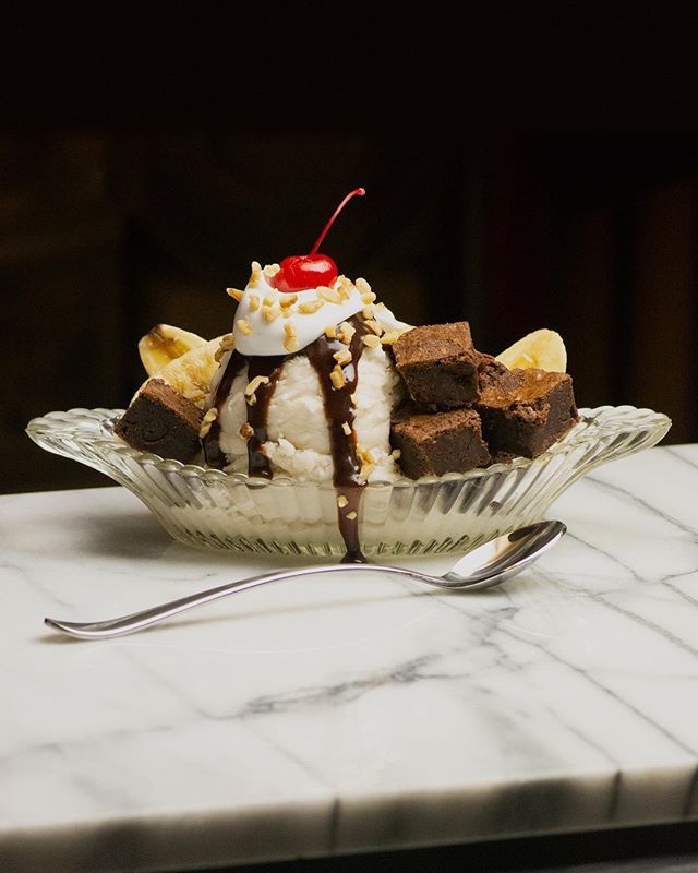 SilverlandBakes's tweet photo. Brownies + banana split = match made in heaven #nationalbananasplitday #sundaesaturday https://t.co/wP31z2r3xq https://t.co/hqODtg28OB