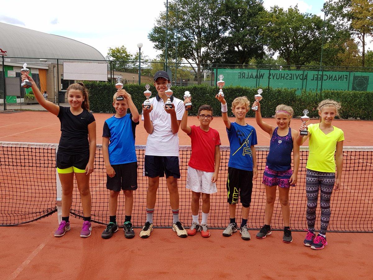 Annetvdw's tweet photo. @tennis_vanhulst  @Mside83 Groeten van de 'jonkies' van Tennisacademy van Hulst vanaf de JRT in Waalre en veel succes op de US Open! https://t.co/1GIwN5hNmH
