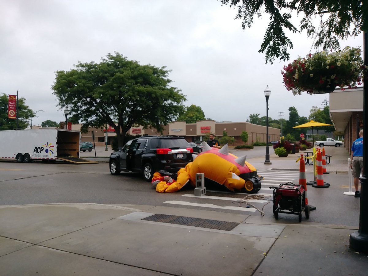 PioneerBrandon's tweet photo. They're setting up for Summerfest in @Downtown_BR https://t.co/TULASpRxBl