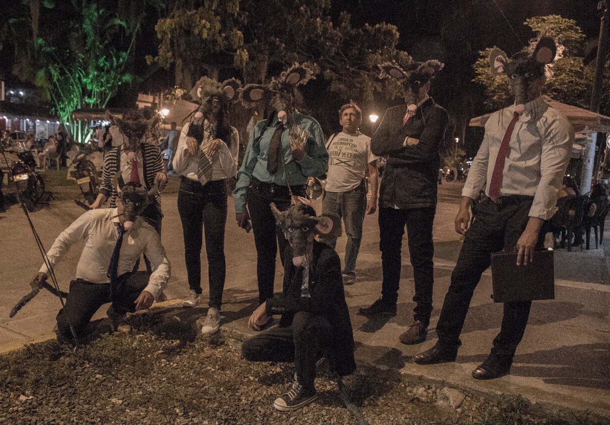 CartagoHumana's tweet photo. El viernes en la noche las Ratas acecharon la ciudad de Cartago, diciendo a las personas que votaran no a la #ConsultaAnticorrupción para no perder sus beneficios. Esto como pedagogía en pro de la Consulta. Iniciativa del nodo de jovenes de Cartago Humana. https://t.co/Ad1P5I33FP