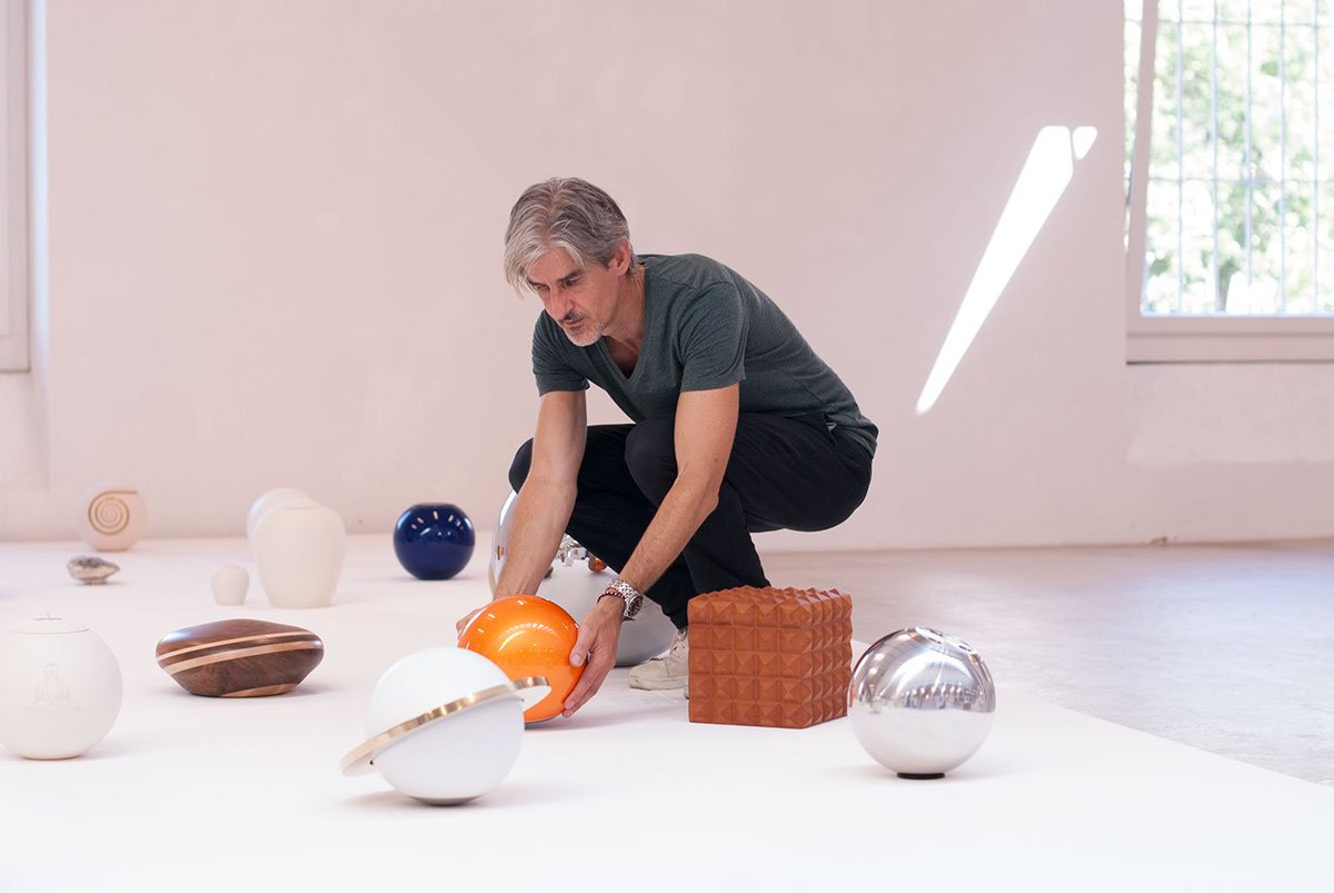 cosmicball's tweet photo. #Kunstausstellung #ThatOneMoment
#cosmicball #ThomasSchär beim #Aufstellen seiner #Urnenkollektion im #KunstZeugHaus #Rapperswil #IGHalle #Künstler #Kunstschaffende #Kunst #Urnen #Skulpturen #Sterben #Tod #Erinnerung https://t.co/CjWLYlylkf