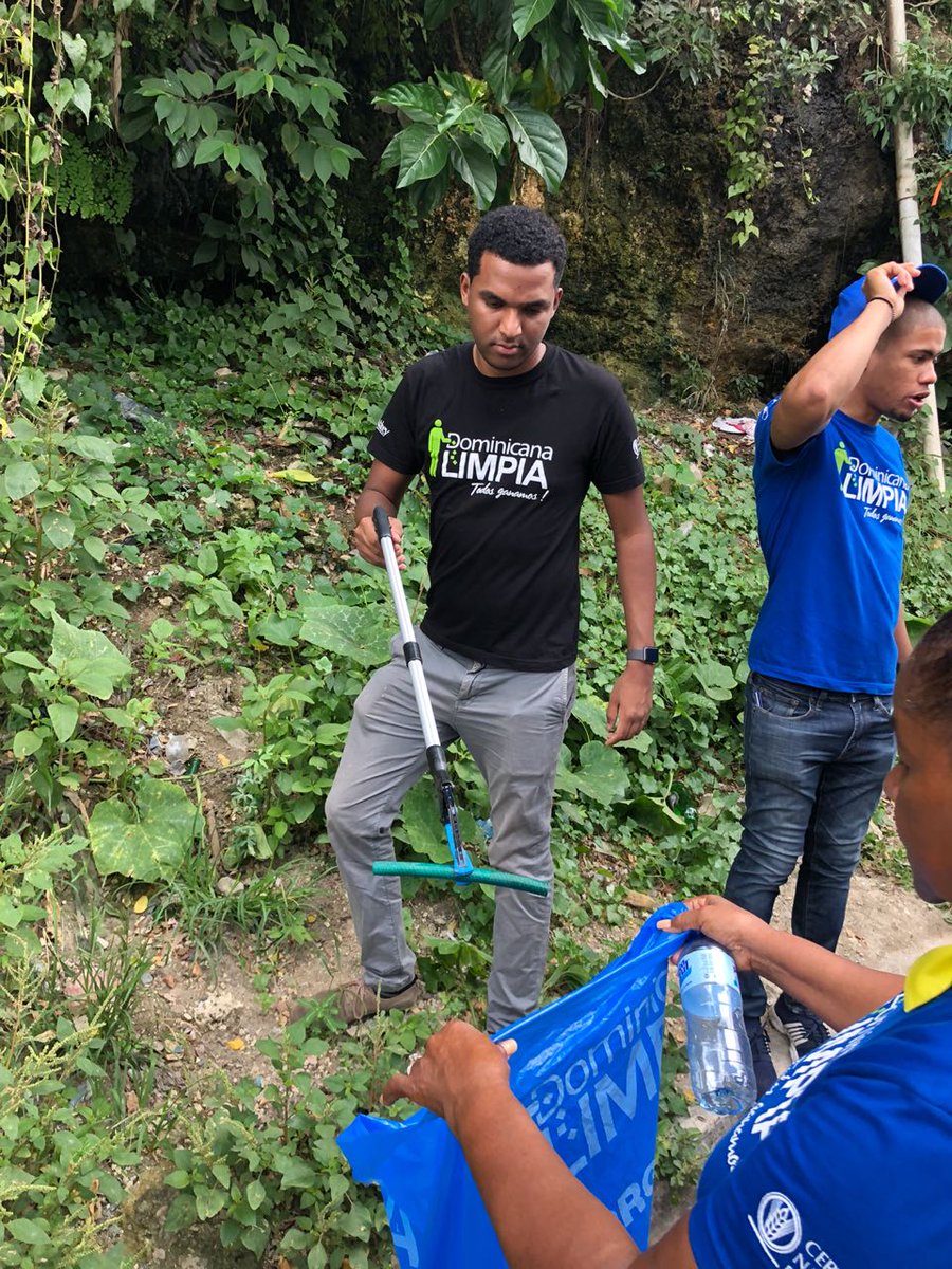 JRodriguezFP's tweet photo. Nuestra juventud es también parte fundamental del reciclaje es por eso que con responsabilidad y compromiso asumen el reciclaje para convatir con las contaminación de la basura. #DomingoEnElCaliche @DomingoCG1 @ArielGutierrez @MoisesVicenteM @NewtonPujols @josueCa54659756 https://t.co/3xdLKExHyf