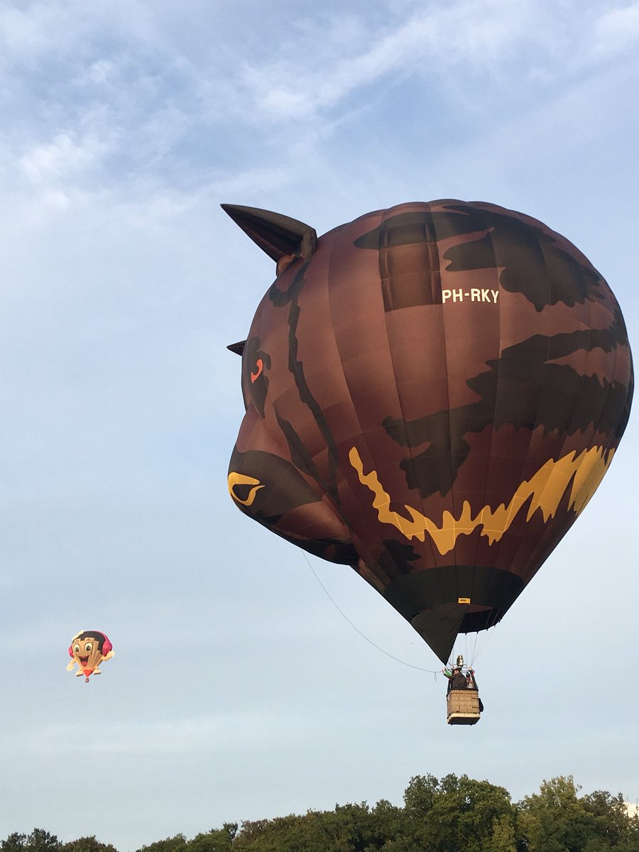 Om 18.45 een nieuwe briefing! Nog even afwachten hoe de buien op de Noordzee zich ontwikkelen. Daarna gaan we op zoek naar een gaatje om alsnog te gaan varen! Nog even geduld!
