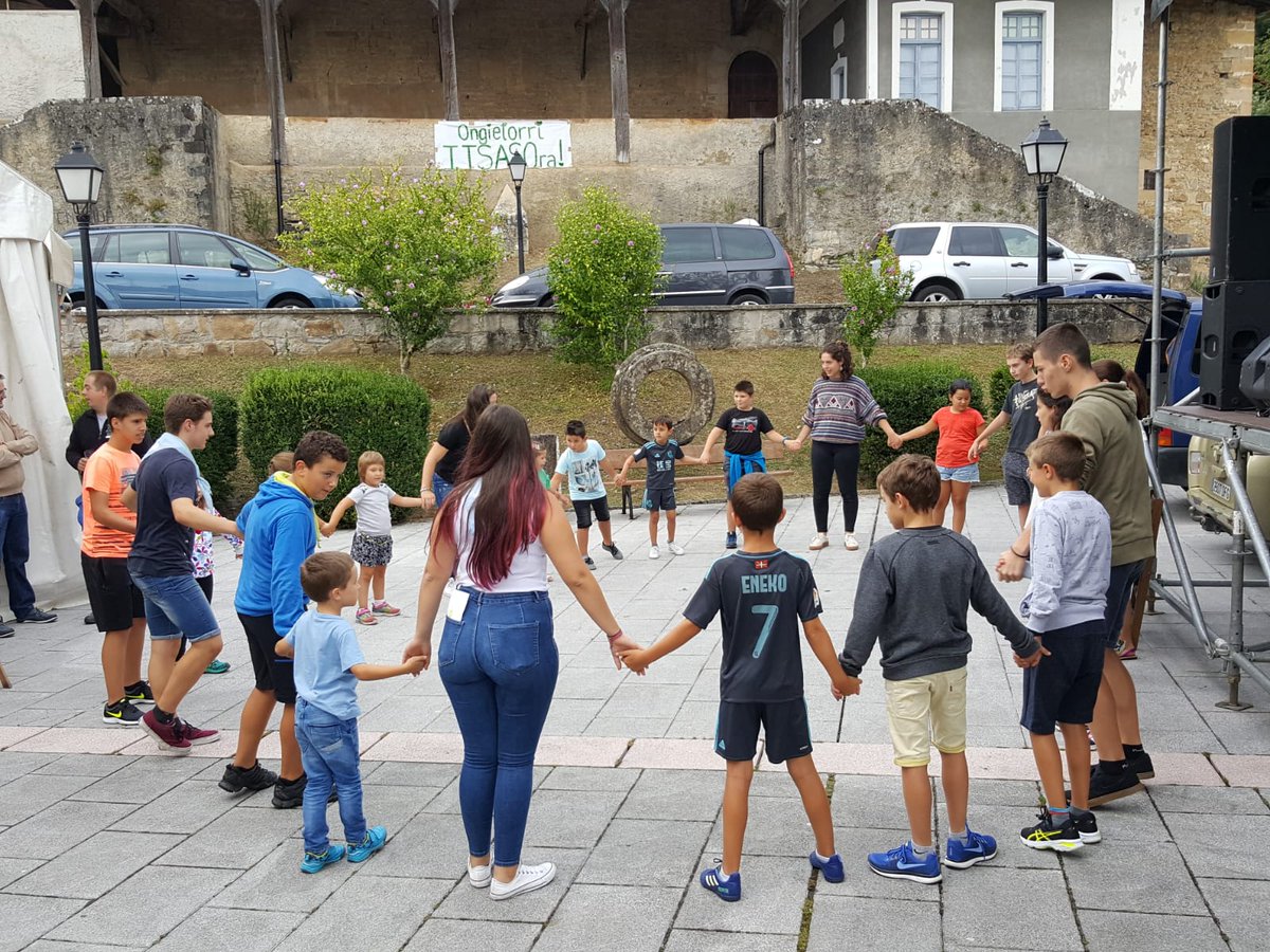 Itsaso_herria's tweet photo. Ostegunetik etengabeko festa giroa Itsason #pelotaexpress #herriafaria #artzantza #ferminleizaola #umejolasak #potxinpatxin @Sukarra37 #itsaso #SanBartolomeak eta beste bi egunetako egitaraua aurrean https://t.co/PmnqDMxbFQ