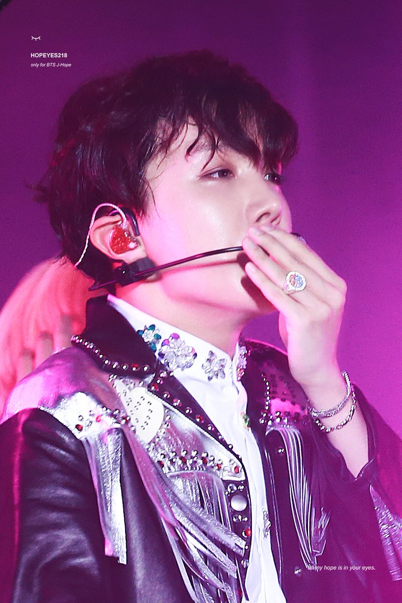 HOPEYES218's tweet photo. 180825 LY 서울
Airplane pt.2😭😭💕💕💕섹시하다!!!
#제이홉 #정호석 #JHOPE 
@BTS_twt https://t.co/EauuzZeTH4