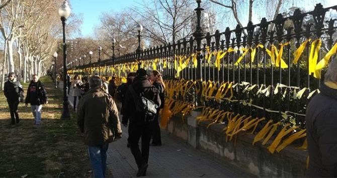 Mi rotunda condena a la agresión a una mujer por retirar lazos amarillos en #Barcelona.Reclamo <a href="/AdaColau/">Ada Colau 💜🌈🔻</a> Ayuntamiento sea acusación particular e inicie acciones legales contra agresor.Dónde está la concejalía de derechos civiles <a href="/Jaumeasens/">Jaume Asens</a> o solo defiende a okupas y antisistema?