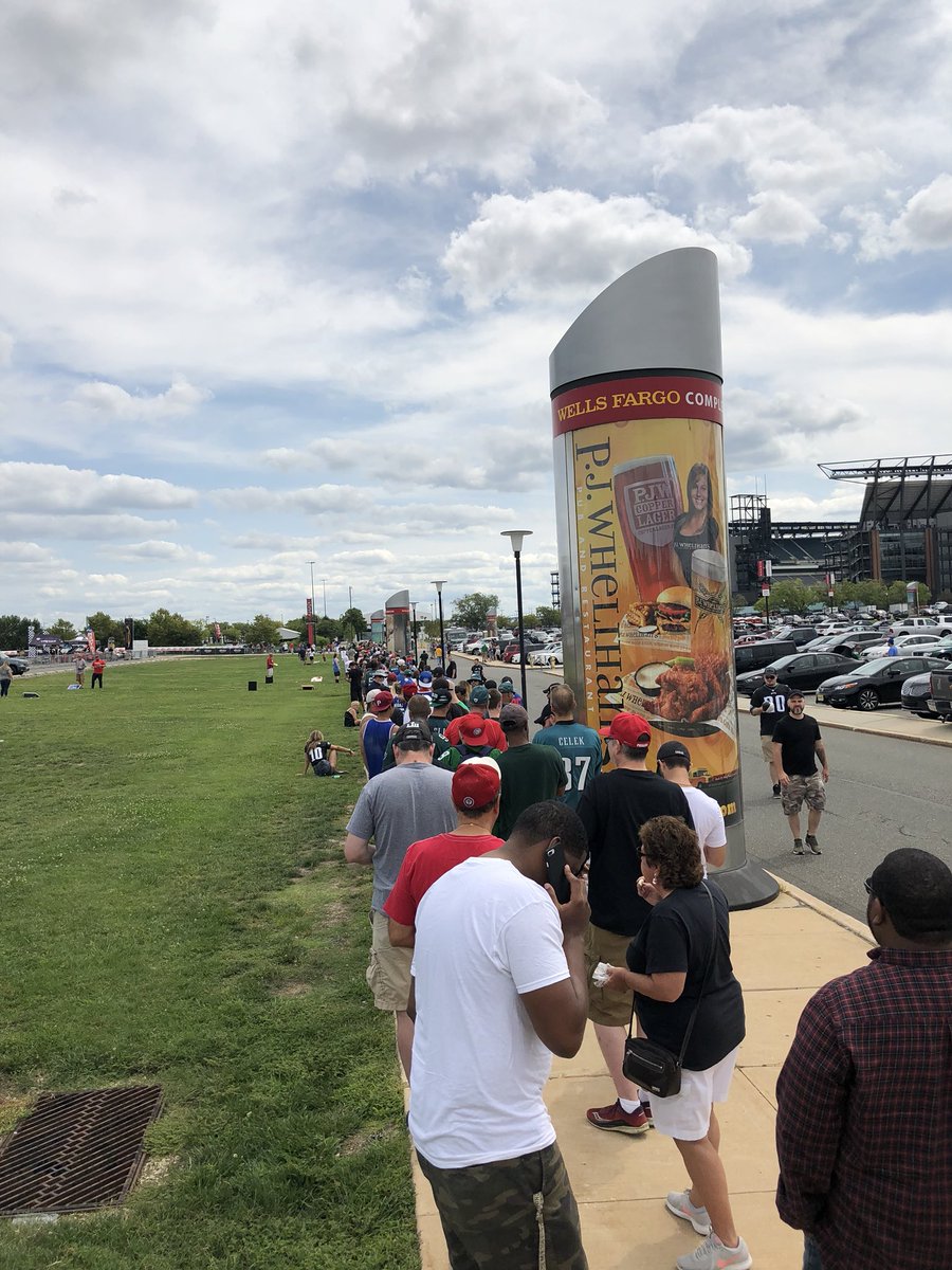AndrewGriUK's tweet image. This line is crazy. #975FanFest