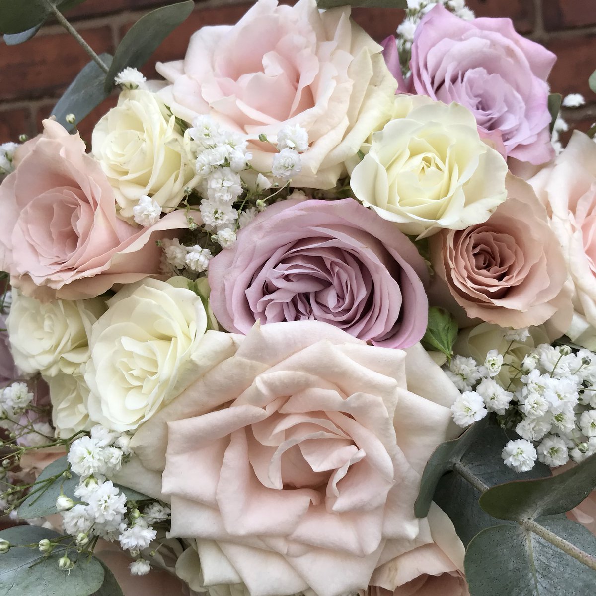 floweremporium's tweet photo. Today we had the pleasure of creating the flowers for our lovely bride and groom Holly and Ryan. Hereโs a sneaky peak. More pictures to follow #weddingfloristcheshire #weddingfloriststockport #weddingfloristheatonmoor #bridalflowers #faithrose #quicksandrose #sweetavalancherose https://t.co/p5jgTdi2SM
