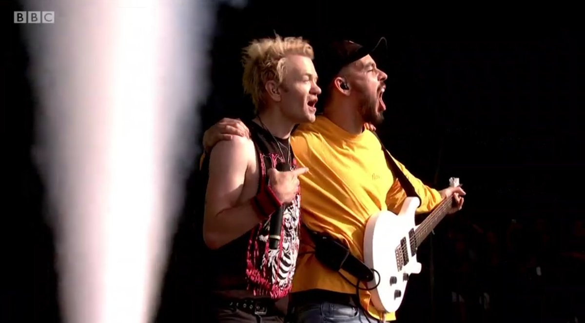 LPAssociation's tweet photo. .@mikeshinoda joined @Sum41 to perform 'Faint' at @OfficialRandL today! What an awesome performance! 🔥

#ReadingFestival #PostTraumaticTour #LinkinPark  @BBCR1 https://t.co/5Fcb3rbqsM