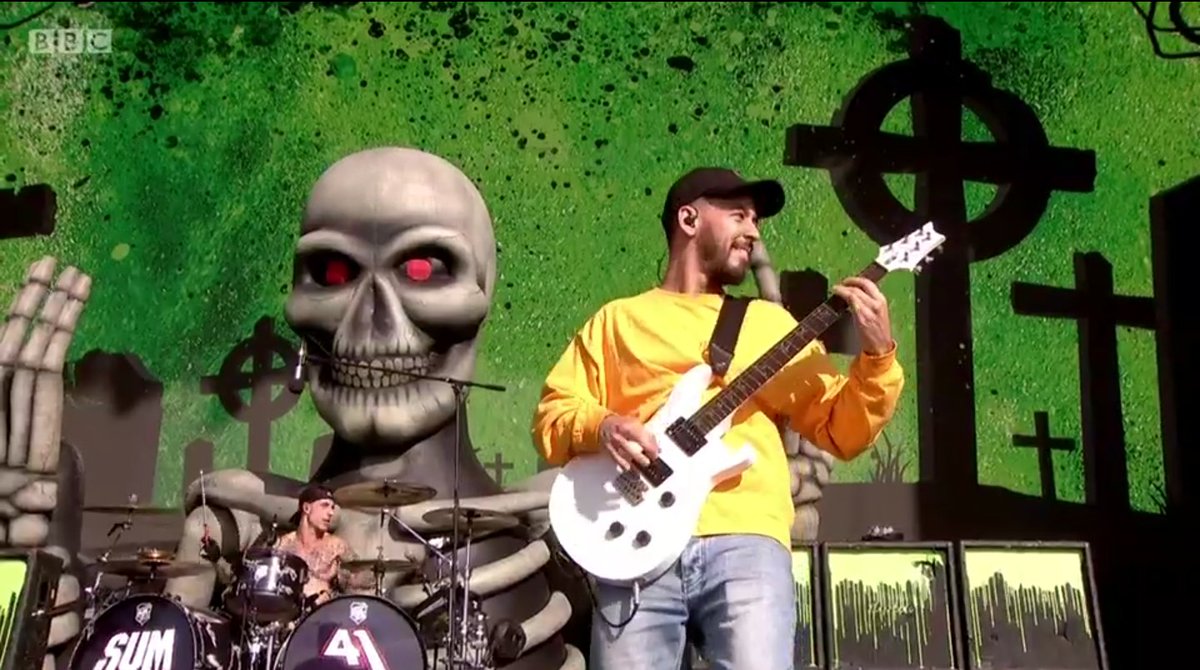 .<a href="/mikeshinoda/">Mike Shinoda</a> joined <a href="/Sum41/">Sum 41</a> to perform 'Faint' at <a href="/OfficialRandL/">Reading & Leeds Fest</a> today! What an awesome performance! 🔥

#ReadingFestival #PostTraumaticTour #LinkinPark  <a href="/BBCR1/">BBC Radio 1</a>