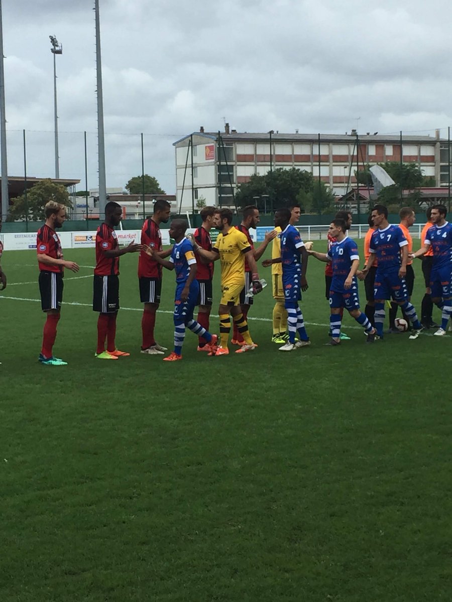 VHFootOfficiel's tweet photo. 1’ Coup d’envoi de la rencontre face à l’ @USColomiers 🔴⚫️ #AllezVHF #USCVHF https://t.co/2fyT52Pjr6