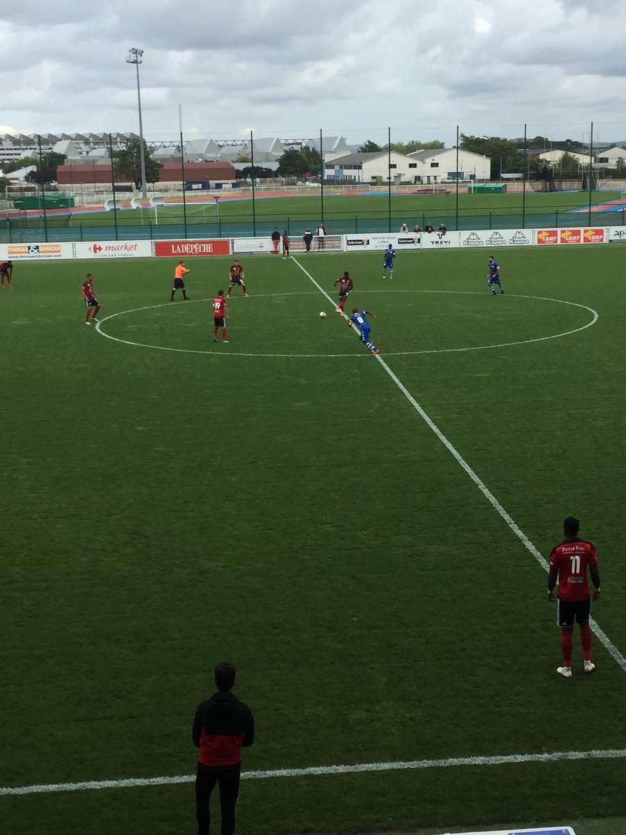 VHFootOfficiel's tweet photo. 1’ Coup d’envoi de la rencontre face à l’ @USColomiers 🔴⚫️ #AllezVHF #USCVHF https://t.co/2fyT52Pjr6