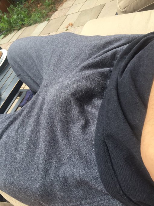 Who doesn&rsquo;t love a good ol&rsquo; pair of grey sweatpants? 😈 https://t.co/F95e0m3Rgw<a href="/tag/happyhumpday"class="tags"><span>#happyhumpday</span></a>