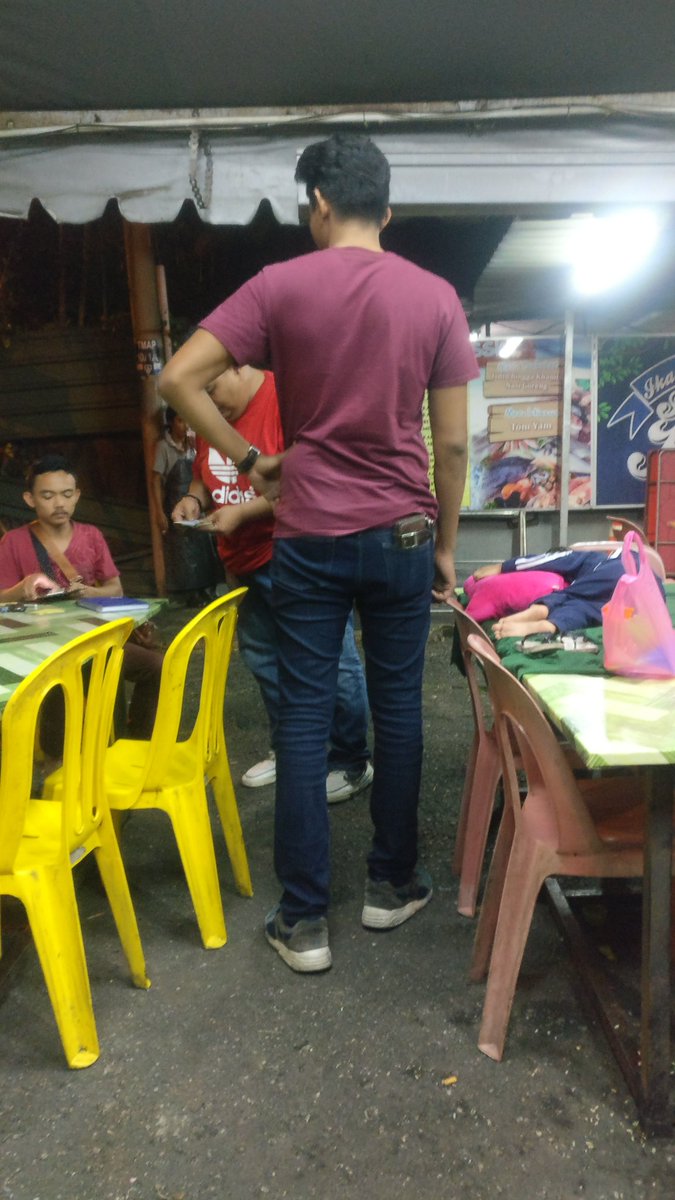 Orang tuanya datang menjemput anaknnya yang ketinggalan