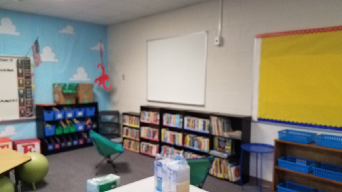 Reyclassroom's tweet photo. This is probably my most favorite setup of my teaching career thus far. Bring on year 8! #CreatingTheMagic #ThisIsYOURStory #WebbElem #kidsdeserveit https://t.co/sVaE7N1b6w