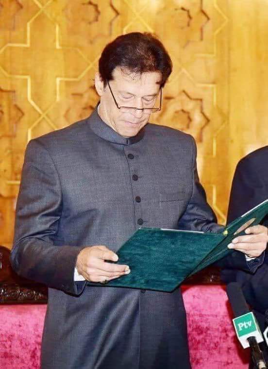 eng_muhsin's tweet photo. لوگ کہتے ہیں سیاہ رنگ 
حزن و ملال کا رنگ ہے
غم کی علامت ہے لیکن ۔۔۔۔۔
تم جب بھی سیاہ لباس پہنتے ہو
بہاریں رقص کرتی ہیں 
موسم مسکراتے ہیں ۔۔۔۔!!!
@ImranKhanPTI 

#PM_IMRAN_KHAN 
❤❤Lots of Love ❤❤

 #PMIK https://t.co/BTwLIKraFX