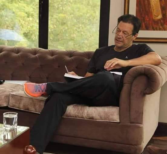 eng_muhsin's tweet photo. لوگ کہتے ہیں سیاہ رنگ 
حزن و ملال کا رنگ ہے
غم کی علامت ہے لیکن ۔۔۔۔۔
تم جب بھی سیاہ لباس پہنتے ہو
بہاریں رقص کرتی ہیں 
موسم مسکراتے ہیں ۔۔۔۔!!!
@ImranKhanPTI 

#PM_IMRAN_KHAN 
❤❤Lots of Love ❤❤

 #PMIK https://t.co/BTwLIKraFX