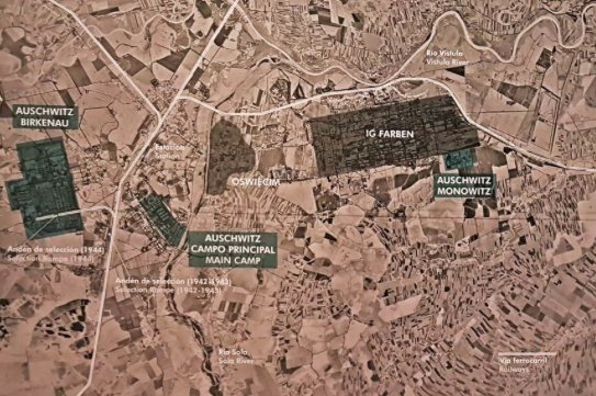 auschwitzxhibit's tweet photo. Además de #AuschwitzI, #AuschwitzII o Birkenau y #AuschwitzIII, Monowitz o Buna, el complejo AUSCHWITZ comprendía cerca de 50 subcampos y comandos externos donde se explotaba a los prisioneros como esclavos, construidos entre 1942 y 1944 en las inmediaciones. https://t.co/VIJjHDtDYB
