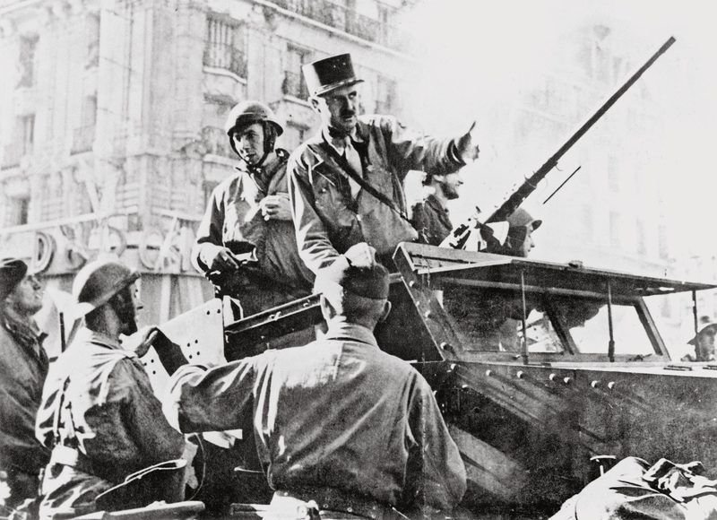 elisahk92's tweet image. La #LiberationDeParis 
25 août 1944
Une pensée pour mon père et mon parrain entrés dans Paris avec #Leclerc et la #2emeDB 
Une pensée pour une femme💖 la grand mère paternelle de mon fils résistante depuis le début de la guerre présente Tour St Jacques active pendant ls combats🗼