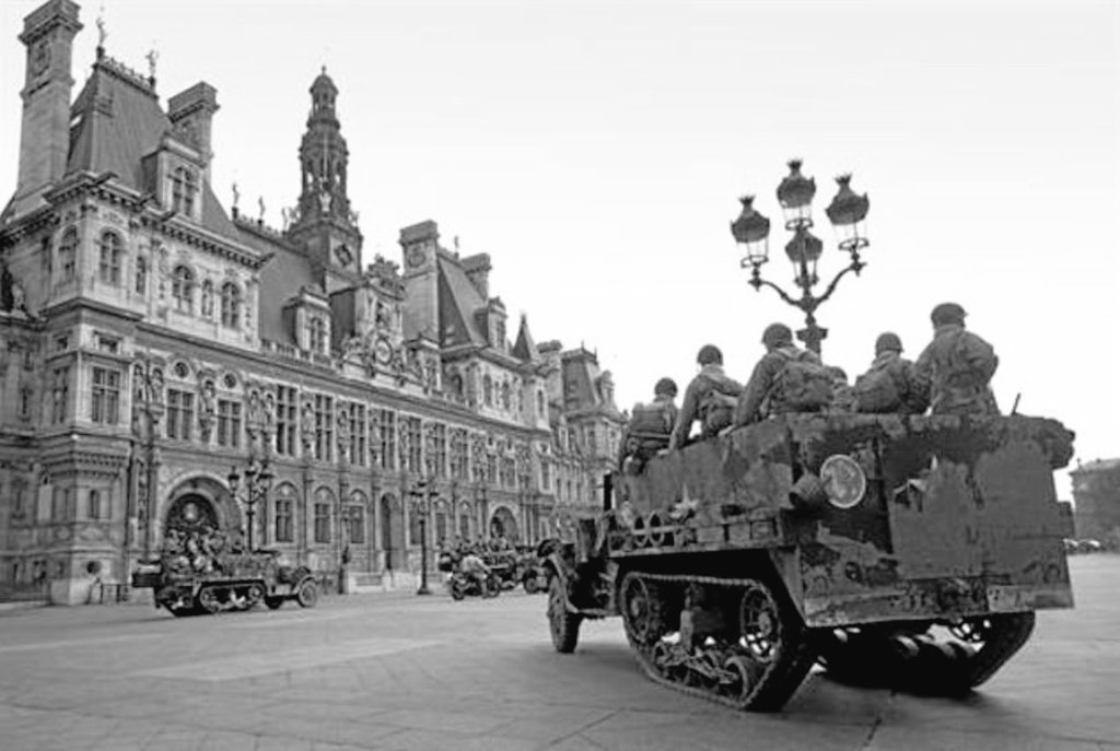 elisahk92's tweet image. La #LiberationDeParis 
25 août 1944
Une pensée pour mon père et mon parrain entrés dans Paris avec #Leclerc et la #2emeDB 
Une pensée pour une femme💖 la grand mère paternelle de mon fils résistante depuis le début de la guerre présente Tour St Jacques active pendant ls combats🗼