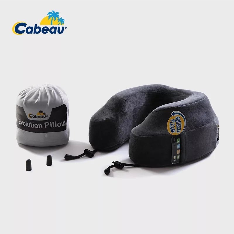 Gối cao su non Cabeau dáng chữ U là thương hiệu gối du lịch hàng đầu của Mỹ. Hãy liên hệ <a href="/goichuutphcm/">Gối chữ U</a>  để tìm hiểu thêm về dòng gối này nhé. Gối sử dụng chất liệu cao su non cao cấp. Cực êm và thỏa mái khi sử dụng. Không lo mỏi vai gáy.