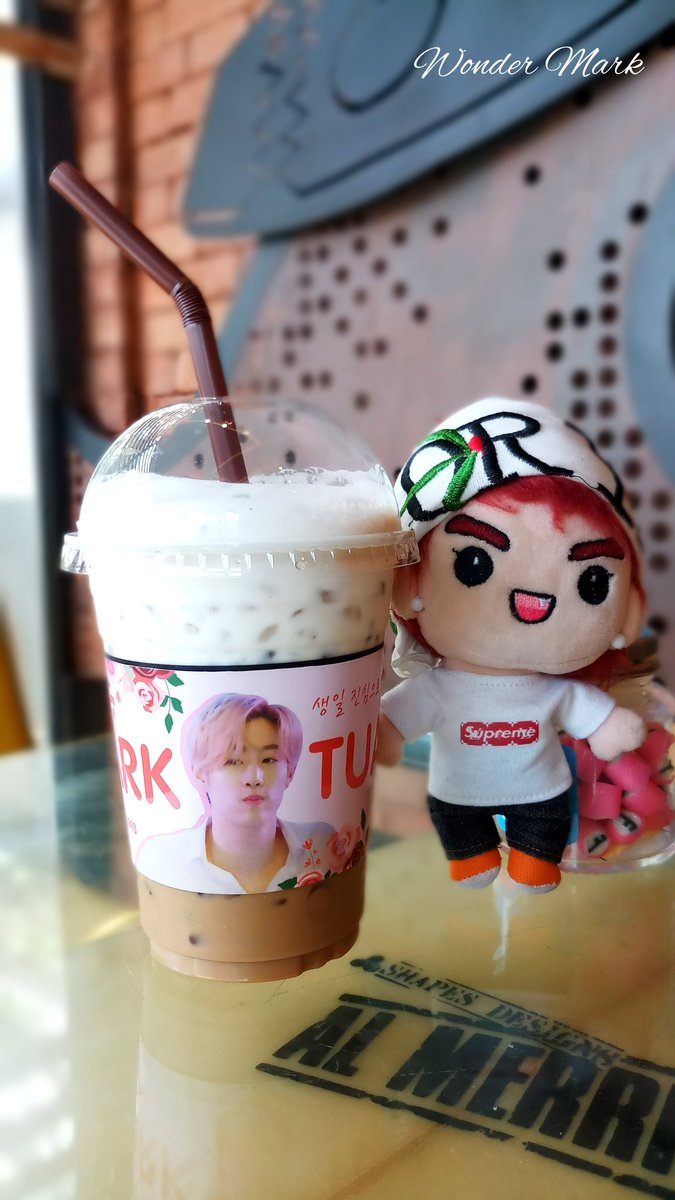 WONDER__MARK's tweet photo. 🎂Mark Tuan 26th Birth Day Project 
🎉แจกฟรี ทีครอบแก้วน่ารักๆ 1,000 ชิ้น
☕เพียงสั่งเครื่องดื่มชนิดใดก็ได้จากร้านที่ร่วมรายการ แจ้งว่าขอรับที่ครอบแก้วมาร์คลายดอกไม้

🥤เริ่มแจก 31 ส.ค-จนกว่าของจะหมด
 (ยกเว้นภูเก็ตเริ่ม26 สค.)

📷ถ่ายรูปมาอวดกันน้าพร้อมติดแฮชแท็ก #XCIIIMARKDAY https://t.co/SRbe95lPFD