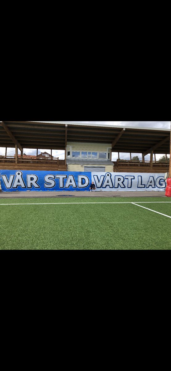 HSKSF2015's tweet photo. Släkten är värst. @Johanpee f.d Eagle gate-medlem avgör matchen för skunkarna. Men innan matchen kan han inte hålla sig från att ta en bild med hans gamla favoritklubbs banderoll. https://t.co/C4jK1c42eS