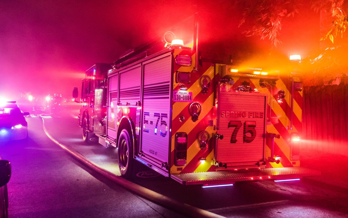 SiddonsMartin's tweet photo. A couple shots of #Spring Fire Department and #Klein Volunteer Fire Department on scene of a working fire last Friday. Great rigs built to perform the job! Thanks to Joe Buvid for these pictures! #Pierce #PierceMfg #PiercePerformance #PiercePumper https://t.co/7GVvtypGcM