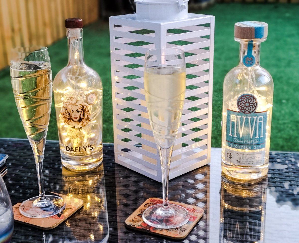 Gerrys_Kitchen's tweet photo. Squeezing in the last of the #SummerNights in #GerrysGarden with @LittleGemsJewel - thanks to @AvvaScottishGin & @DaffysGin for lighting up the night. #gerryskitchen #gin #Glasgow #foodblogger https://t.co/cRz82tIyRM https://t.co/rAf5Jswi7Y