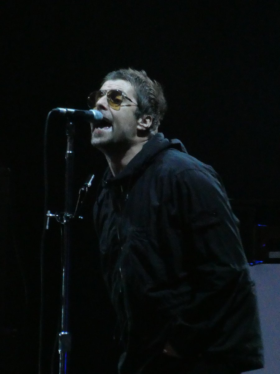 Isatagada's tweet photo. Il a la Rock n' Roll attitude mais quand même, il fait un peu saigner mes oreilles niveau chant ^^
#LiamGallagher #GrandeScene #Rockenseine #res2018 https://t.co/prZ1SOhyrw