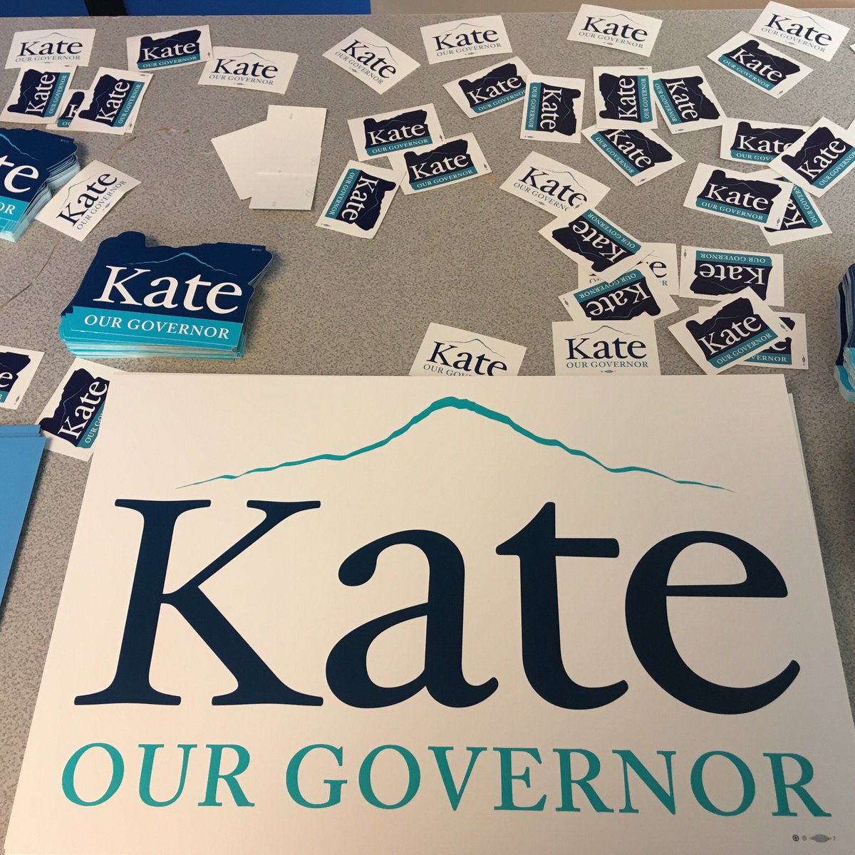 NWGSDPDX's tweet photo. At #KickoffForKate in Multnomah County, @ShemiaFagan and @JeffMerkley energize the crowd  for @KateBrownForOR. Let’s re-elect a governor who fights for health care, clean energy, and vulnerable families! #TeamKate https://t.co/ruGmzIyuqm