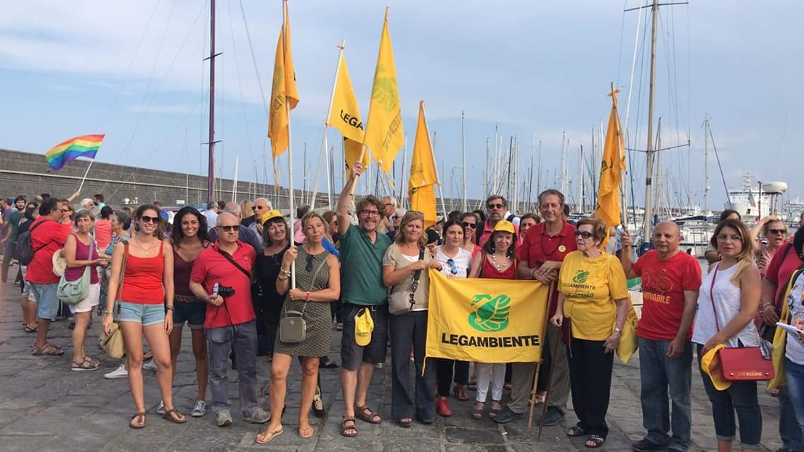 StefanoCiafani's tweet photo. Porto di Catania. @Legambiente c'è
#diciotti #maglietterosse #bandieregialle #cignoverde #ecologiaumana https://t.co/p1rVE3eepk