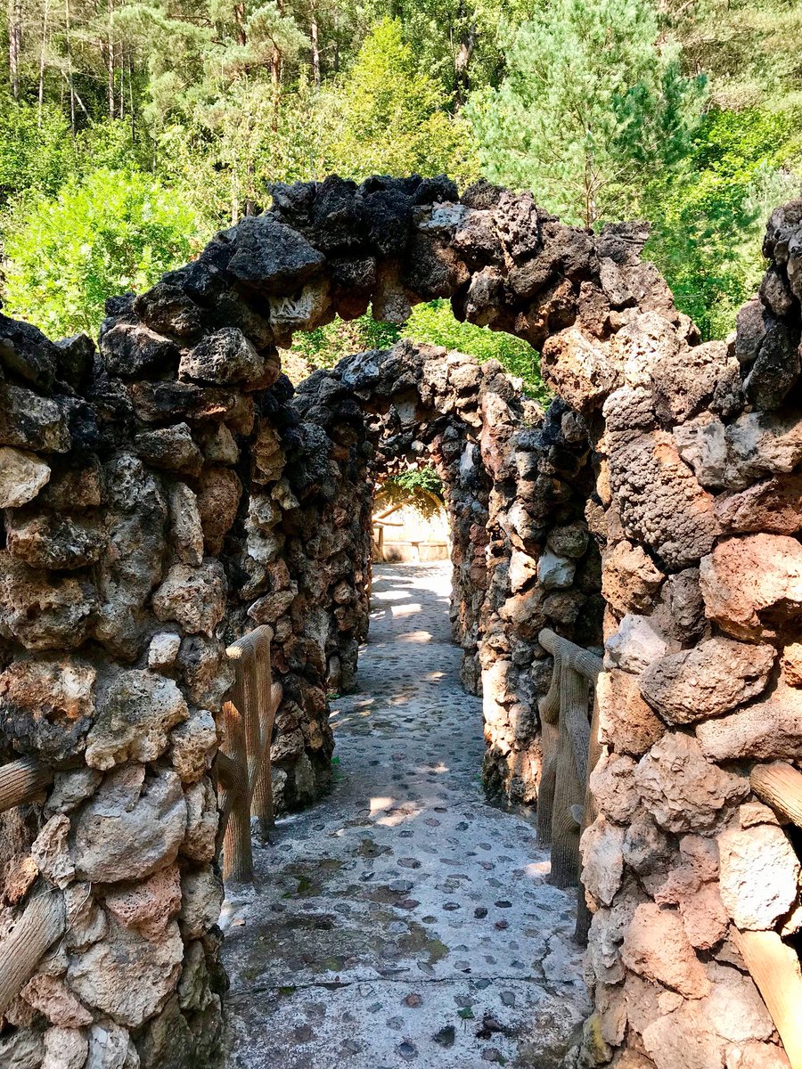 tastallibres's tweet photo. Ens encanta gaudir dels racons únics de Catalunya. Recentment hem visitat els jardins Artigas, que es troben a la Pobla de Lillet (alt Berguedà). Teniu unes quantes fotos per gaudir-ne. Quin es el vostre racó preferit de Catalunya?

#paisatges #arquitectura #gaudí #tastallibres https://t.co/dG041wy896