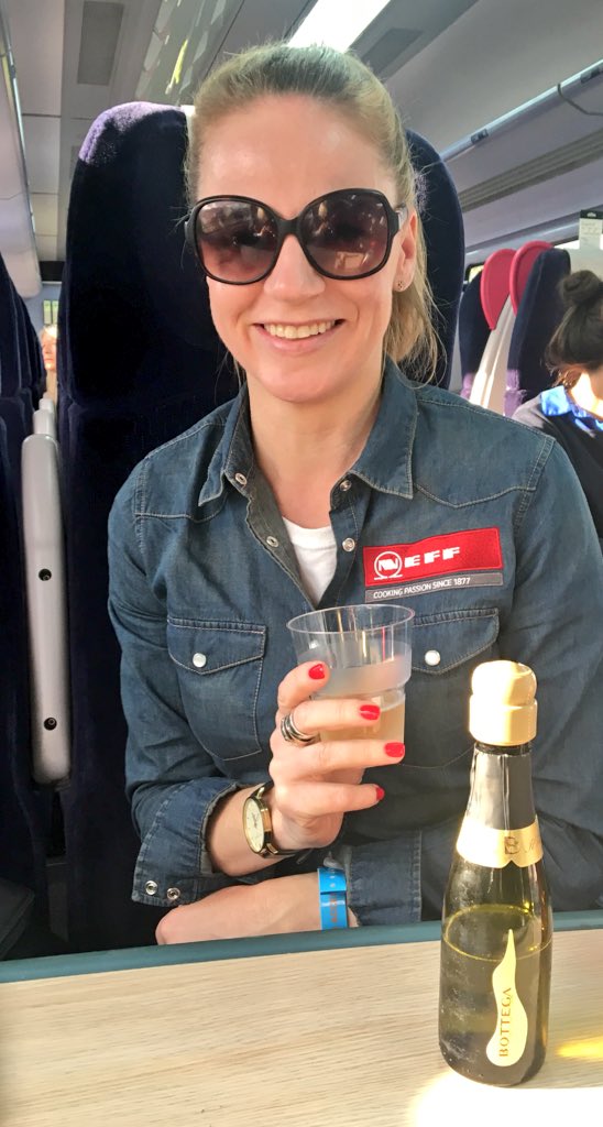 InteriorsInOut's tweet image. Bring on the fizz! End of a great day with @NEFFHomeUK @thebigfeastival #NEFFpassion #BigFeastival