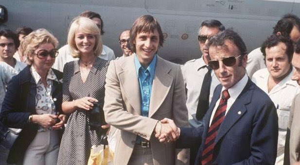 NicolasValle's tweet photo. Hace 45 años, en pleno agosto de 1973, llegaba a Barcelona Johan Cruyff. Pero este hilo no va de Deportes, sinó de cómo esta pareja ayudó a cambiar algunas leyes y prejuicios de la España franquista. 👇👇👇👇 https://t.co/I9iGvUkGg5