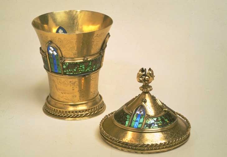 Flanerie_art's tweet photo. La coupe de Mérode est une coupe médiévale en vermeil et émail de plique finement décoré d'oiseaux, de fruits et feuilles de vignes gravés. Elle fut fabriquée en Bourgogne vers 1400, et nommée d'après la famille princière belge de Mérode, à qui elle a appartenu. https://t.co/Kug5Y0cvZG