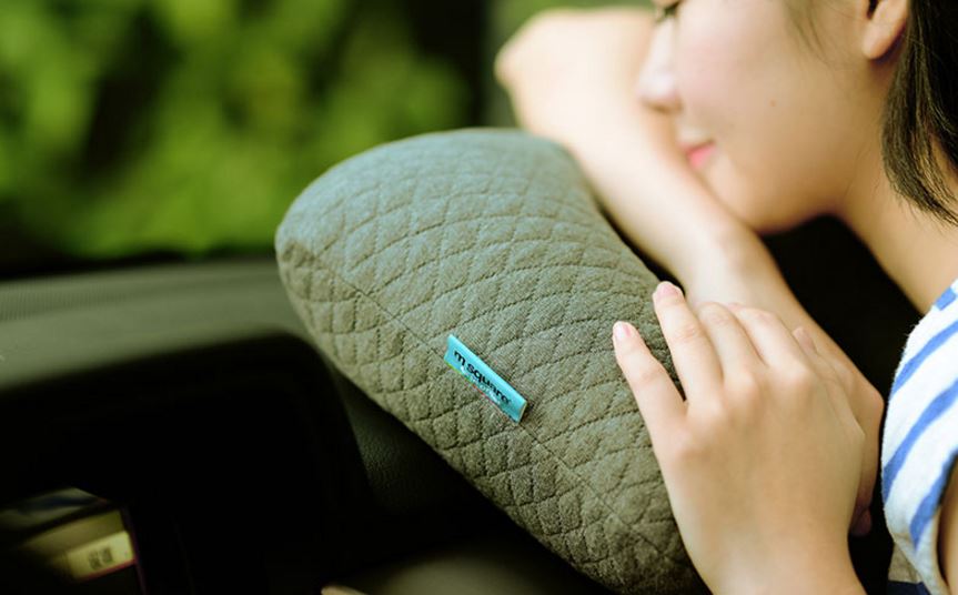 Gối hơi du lịch Msquare thích hợp khi đi du lịch, ngồi máy bay và ở văn phòng. Chiếc gối này gồm 2 lớp: 1 lớp ruột hơi ở bên trong gối và 1 lớp vỏ cotton cực êm và mát ở bên ngoài. Sử dụng chất liệu dày dặn và cao cấp sẽ rất thỏa mái khi dùng #goichuu