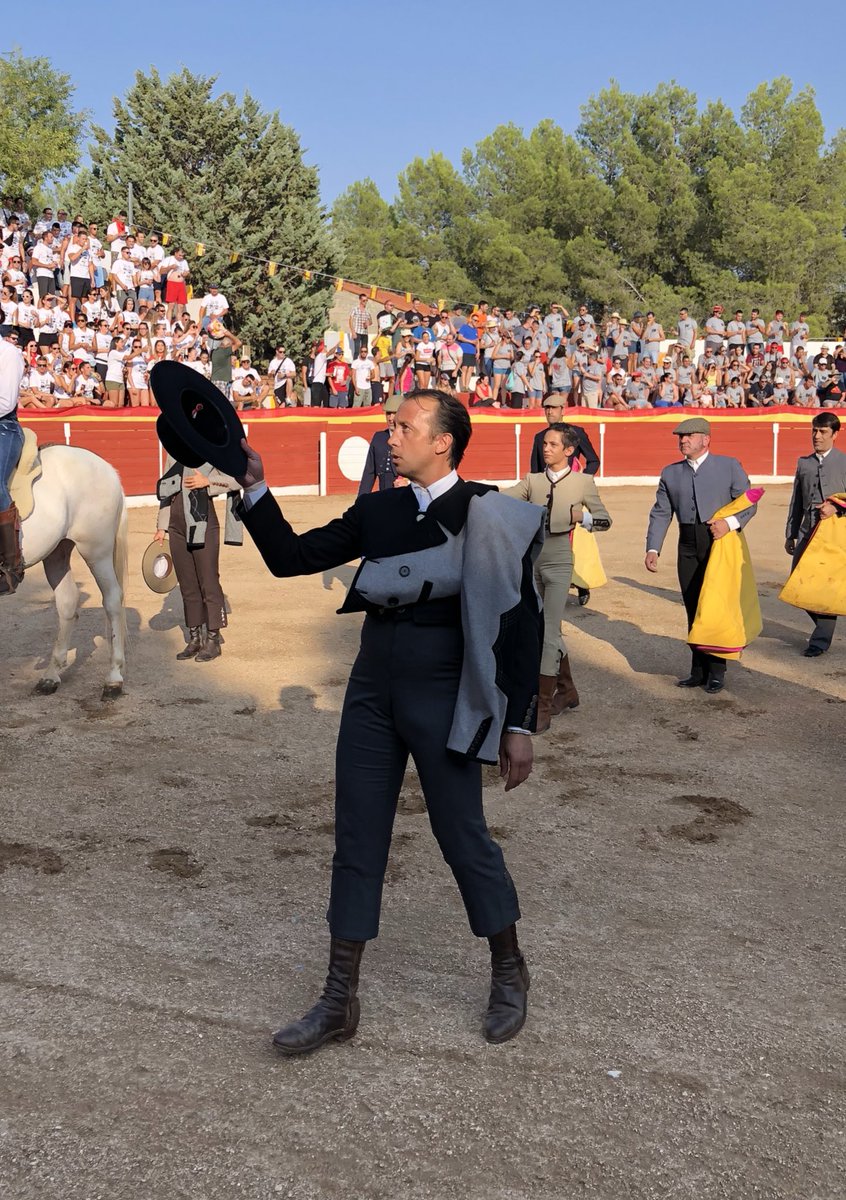 JesuliTorrecera's tweet photo. 📍CENIZATE - Comienza el festival donde torea hoy Jesuli.
Novillos de Paco Galache. Suerte Torero !! https://t.co/FXPloE49r4