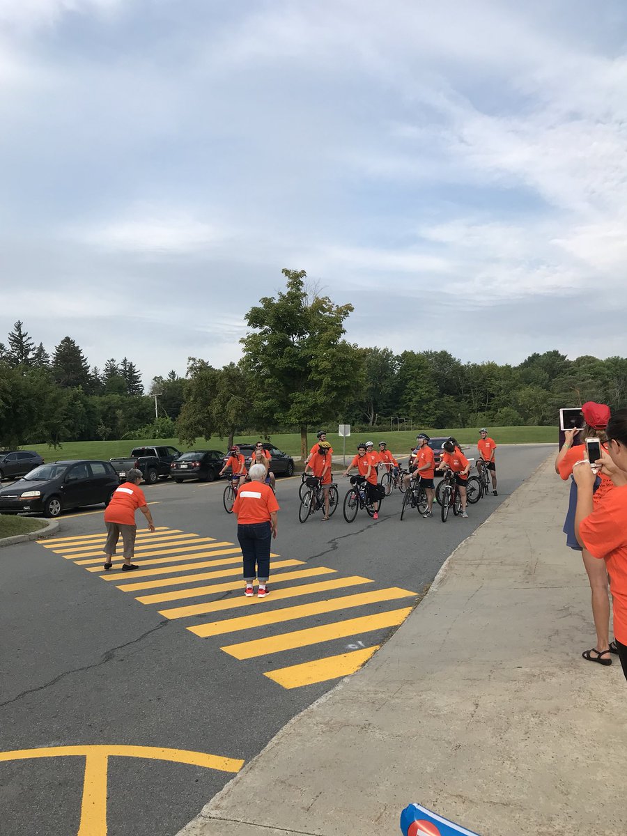 caro_beauchamp2's tweet photo. Super bel avant-midi pour un organisme en or: la fondation Betty Riel!! Trop fière de mon team de feu🤩💪🏽😝#bmohuntingdon #ProudToWorkAtBMO https://t.co/y14afwN3Ox