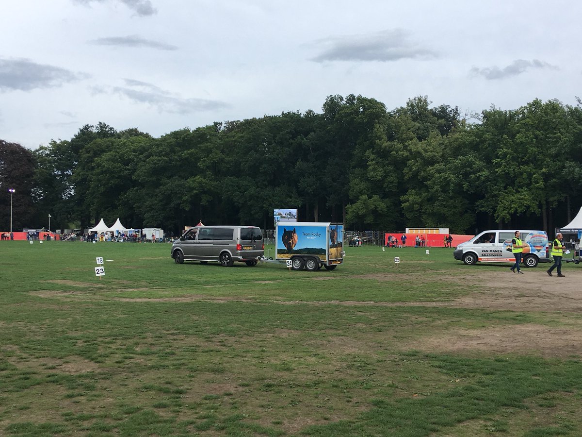 Om 19.15 een nieuwe briefing met de piloten. Boven Noord-Holland ontwikkelt zich een bui die op dit moment onze aandacht vraagt. Om 19.30 meer informatie.