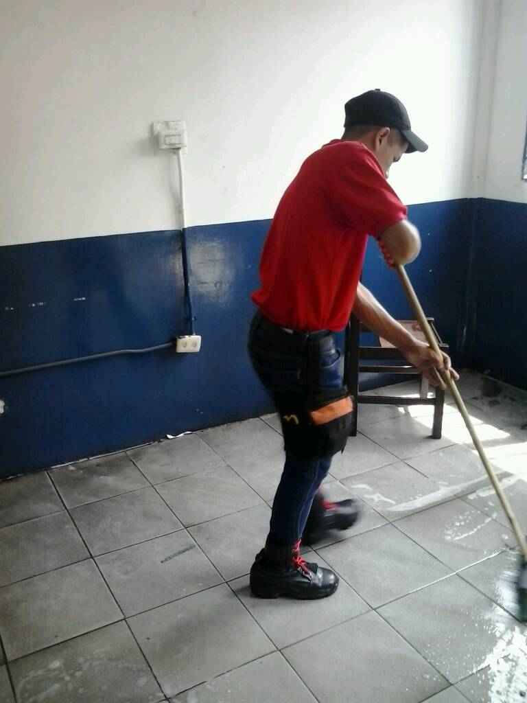 BbrosVIribarren's tweet photo. Realizando orden y limpieza en las instalaciones de la estacion central con el apoyo de Bomberos Forestales Bqto Brigada Juvenil Forestal https://t.co/Ir6JK3jeQD